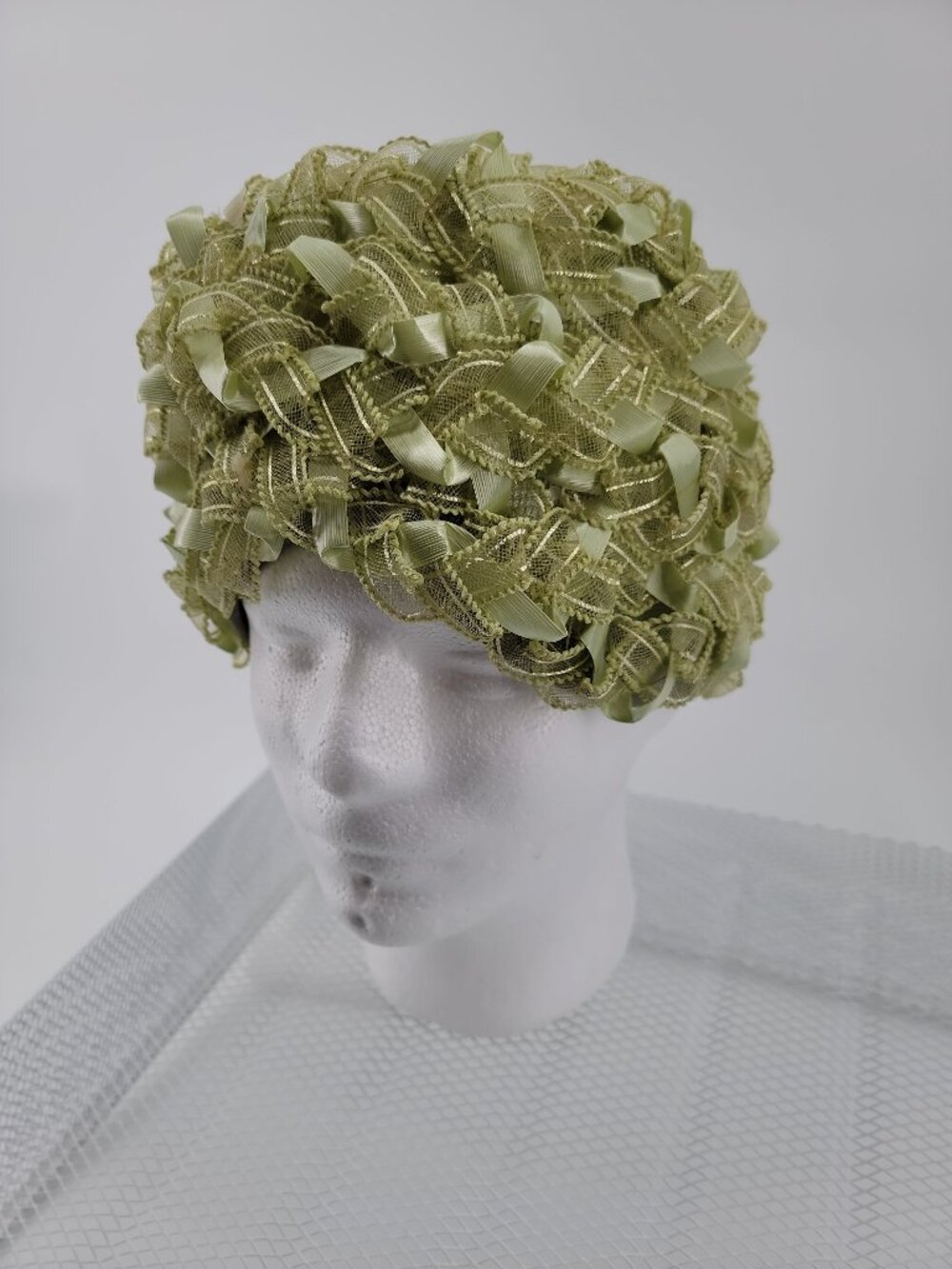 Vintage L.S. Ayres Indianapolis Green Ribbon Cloche Hat 1960s Derby Pillbox Hat - Picture 2 of 10